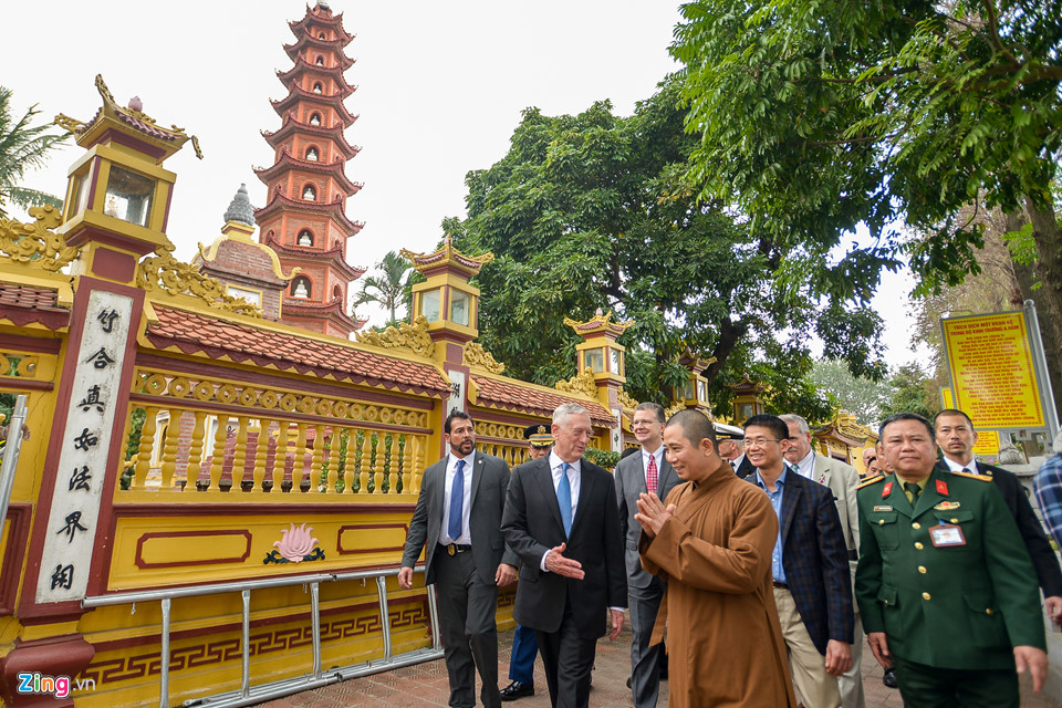 Bộ trưởng Quốc phòng Mỹ James Mattis đến thăm chùa Trấn Quốc